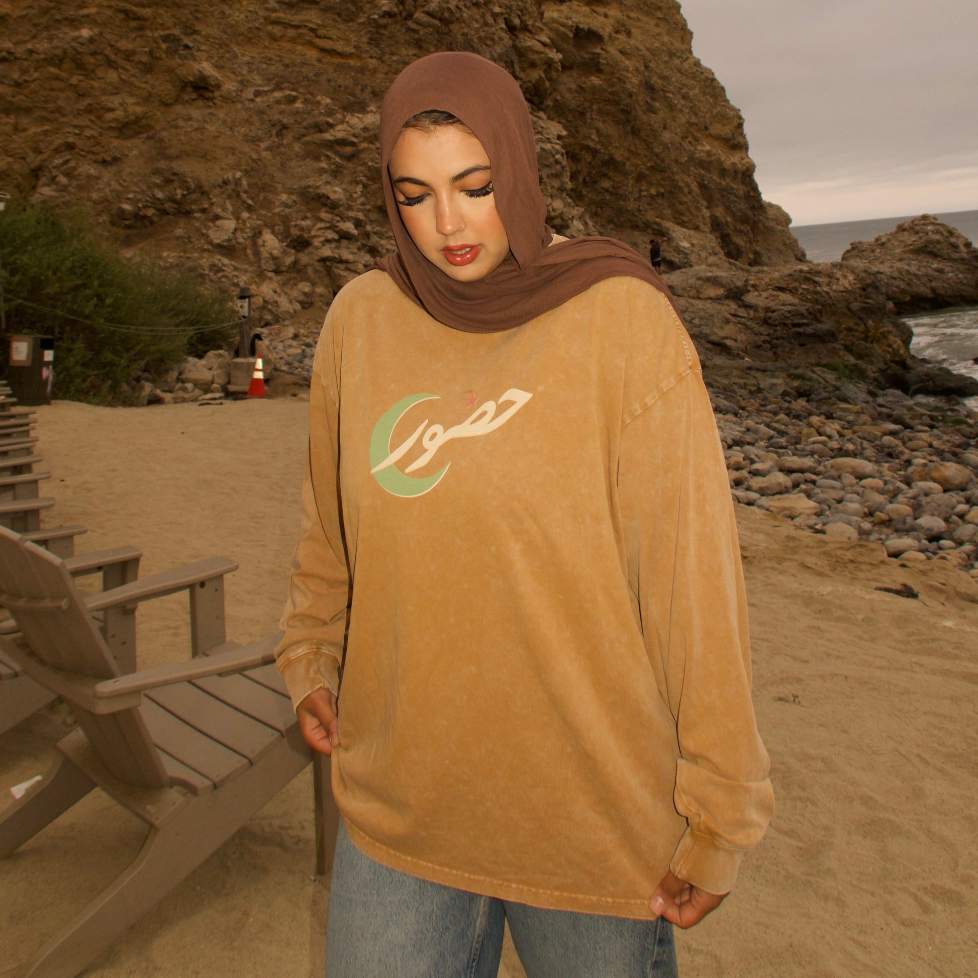 model is wearing sz. L shukr tee